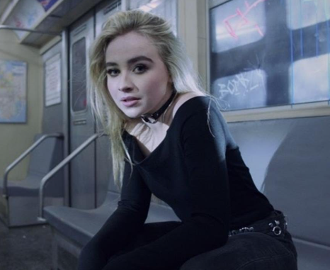 makna-lagu-thumbs-sabrina-carpenter
