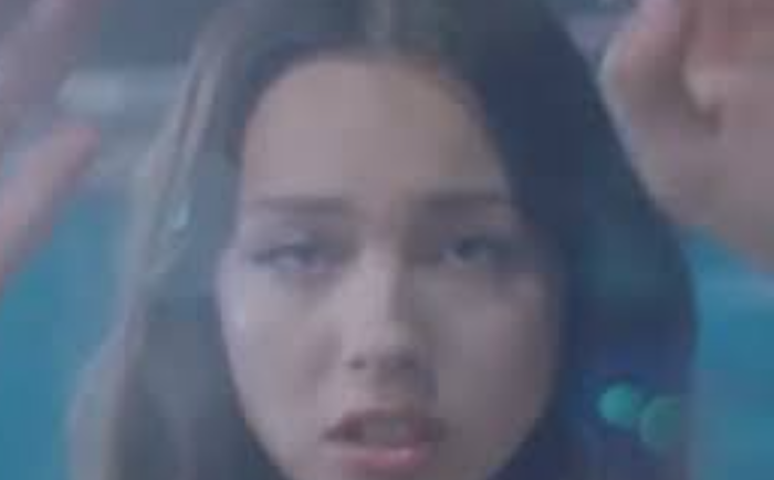 Review Makna Lagu Traitor: Pengkhianat Cinta