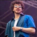 Review Makna Lagu First Class: Perjalanan Menuju Kesuksesan